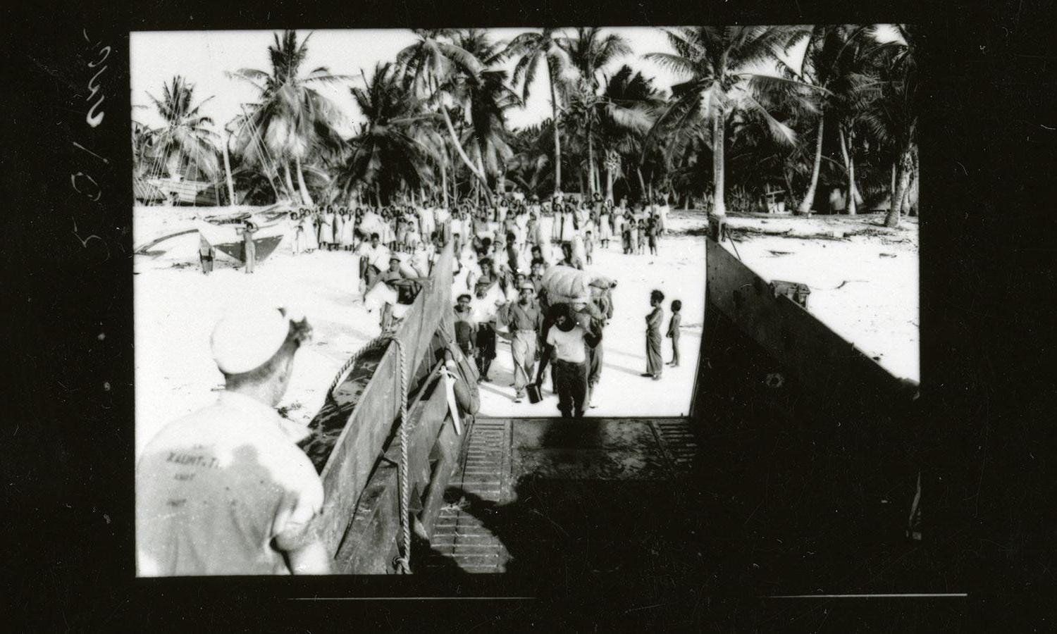 Residents of Bikini Atoll in 马绍尔群岛 board landing craft