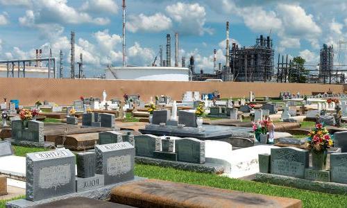 路易斯安那州癌症巷的墓地，背景是一堆炼油厂